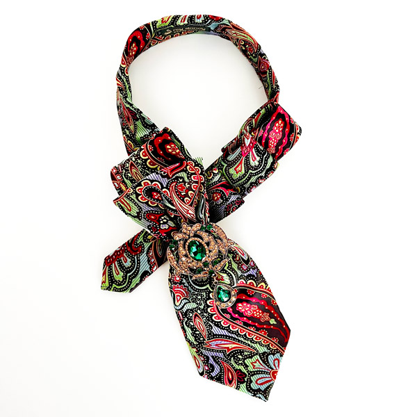 Pleated necktie paisleys pattern